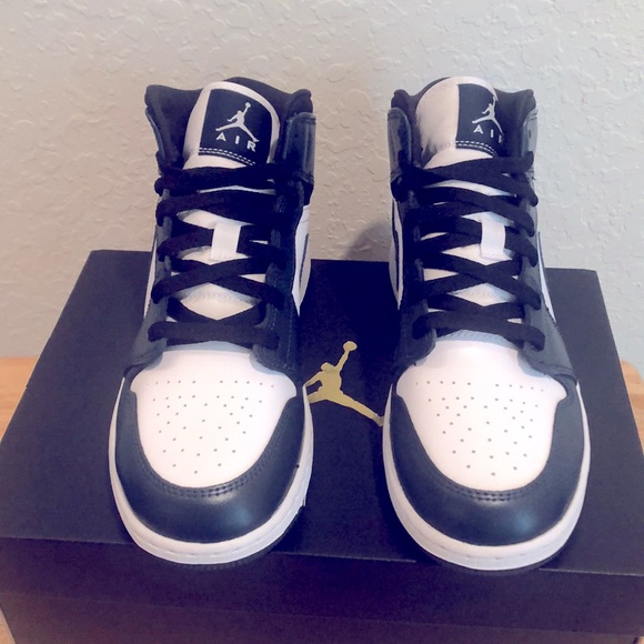 🖤🤍NIKE AIR JORDAN 1 MID GS SNEAKERS🤍🖤 - Picture 7 of 11